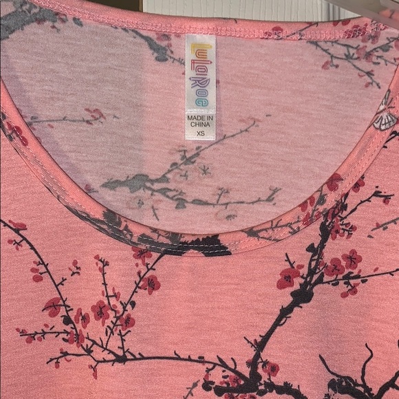 LulaRoe Perfect T🌸 - Picture 3 of 6